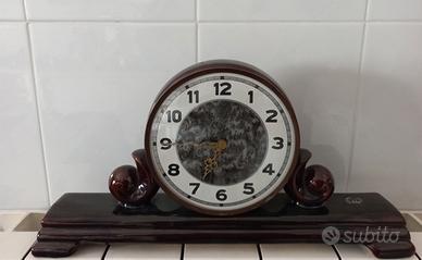 Vecchio orologio da tavolo