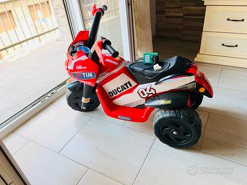 Moto eletrica , peg perego ducati a tre ruote