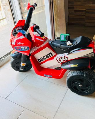 Moto eletrica , peg perego ducati a tre ruote