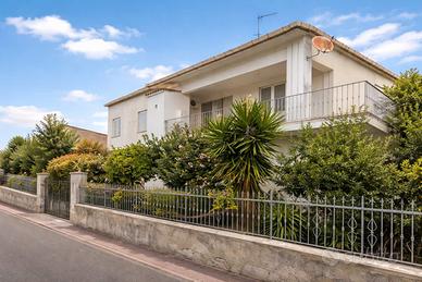 Villa con giardino e posto auto