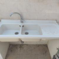 Lavello in ceramica con rubinetto