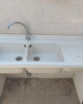 Lavello in ceramica con rubinetto