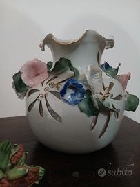 ORIGINALE VASO IN CERAMICA CON FIORI APPLICATI