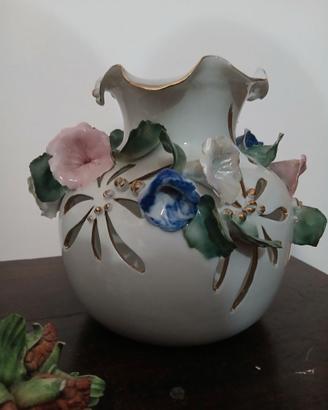 ORIGINALE VASO IN CERAMICA CON FIORI APPLICATI