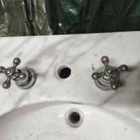 Top lavabo in marmo con lavabo e rubinetteria