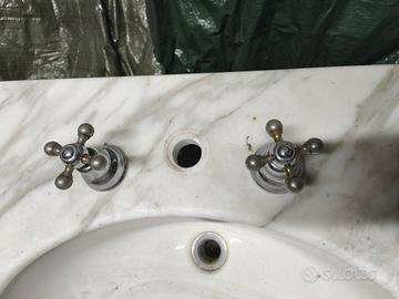 Top lavabo in marmo con lavabo e rubinetteria