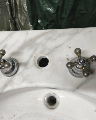 Top lavabo in marmo con lavabo e rubinetteria