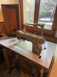 Macchina da cucire d’epoca Necchi