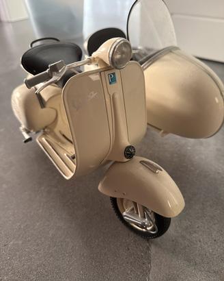 Modellino Vespa 1:8