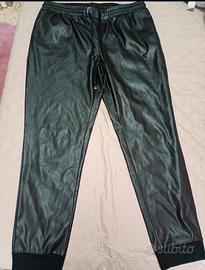 pantaloni elasticizzati in finta pelle 