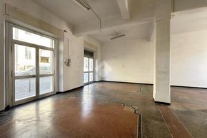 NEGOZIO A VADO LIGURE