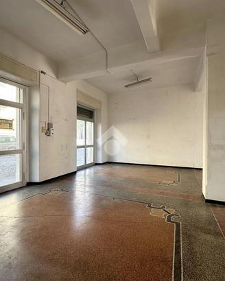 NEGOZIO A VADO LIGURE