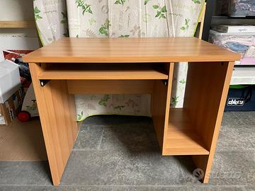 Scrivania compatta in legno chiaro
