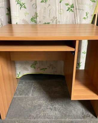 Scrivania compatta in legno chiaro