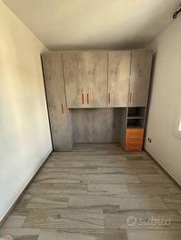 Armadio a ponte con cassettiera e moduli superiori