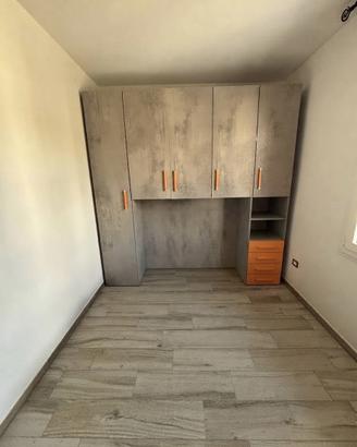 Armadio a ponte con cassettiera e moduli superiori