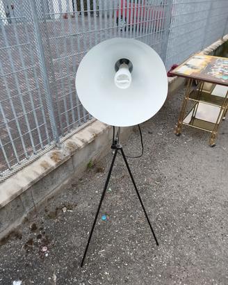 Lampadario da tre piedi