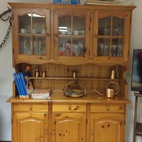 credenza in legno con tavolo e panca 