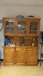 credenza in legno con tavolo e panca 