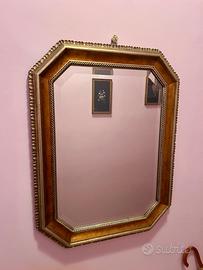Specchio in legno dorato con finitura a rilievo