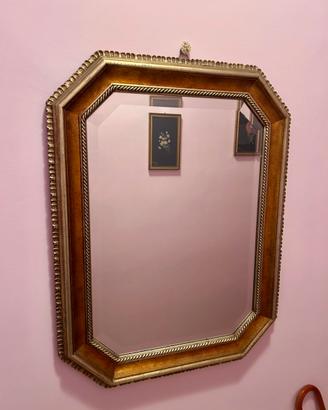 Specchio in legno dorato con finitura a rilievo