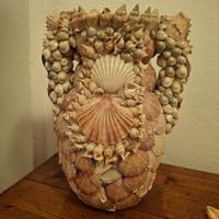 Vaso in conchiglie da collezione