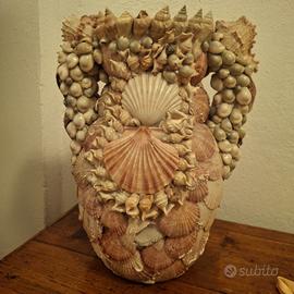 Vaso in conchiglie da collezione