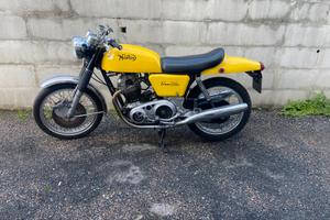 Norton Commando 750 fastback