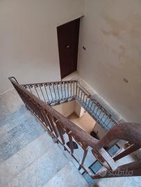 Due immobili al centro