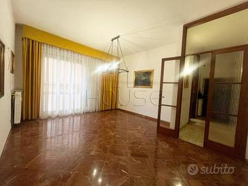 Appartamento di 140 m² con 5 locali e box auto a A