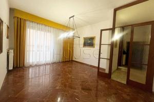 Appartamento di 140 m² con 5 locali e box auto a A