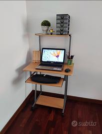 Scrivania per computer salvaspazio con rotelle