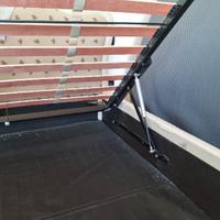 Struttura letto con parete e scomparto interno