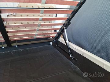 Struttura letto con parete e scomparto interno