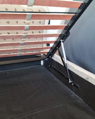 Struttura letto con parete e scomparto interno