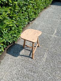 vecchio sgabello per mungere