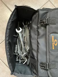 Borsa porta attrezzi con attrezzi vari,