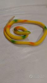 Serpente finto in gomma