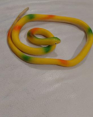 Serpente finto in gomma
