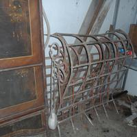 testata letto antica e ringhiere per finestre 