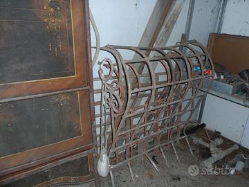 testata letto antica e ringhiere per finestre 