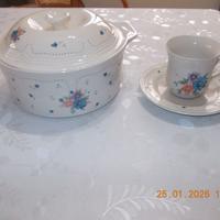 Zuppiera e tazzina in porcellana.