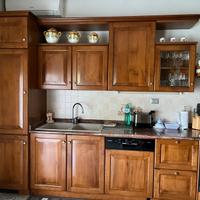 Cucina classica in noce ad angolo con penisola