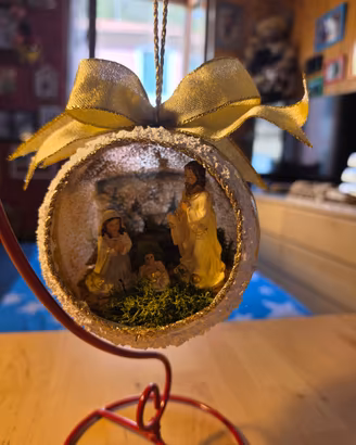 Palla Natalizia Innevata Aperta con Presepe