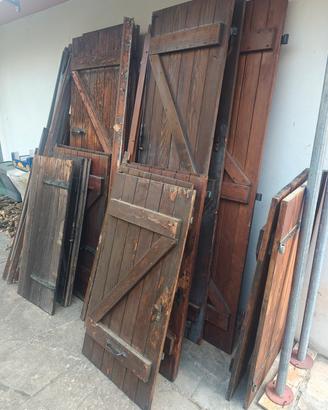 Scuroni in legno per finestre e porte