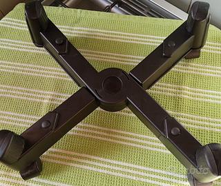 Supporto nero per PC da tavolo con 4 ruote