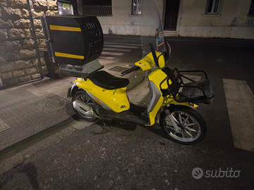 Scooter piaggio per consegne a domicilio