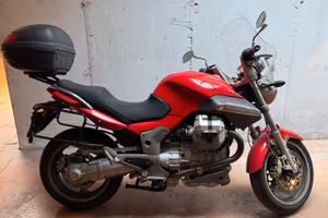 Moto Guzzi Breva 850 rossa.