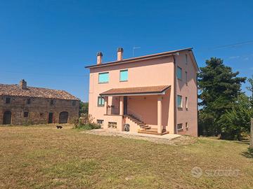 2 appartamenti abitabili con garage + casale