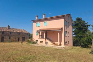 2 appartamenti abitabili con garage + casale